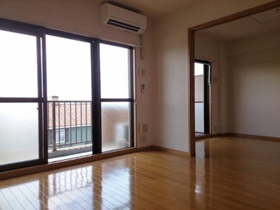 【居間・リビング】 | サンリット萩山公園 | こちらのリビングで趣味の時間をお楽しみください