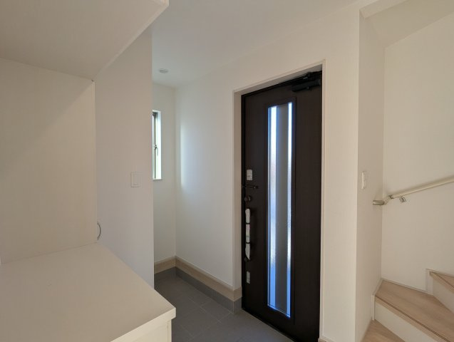 水戸市見川３丁目943番の玄関|すっきりとした玄関で、玄関ドアから明るい光が差し込みます