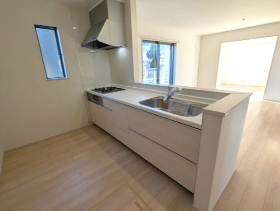 水戸市見川３丁目943番のキッチン|カウンターキッチンで動線が非常に効率的でスムーズな作業ができ魅力的です。