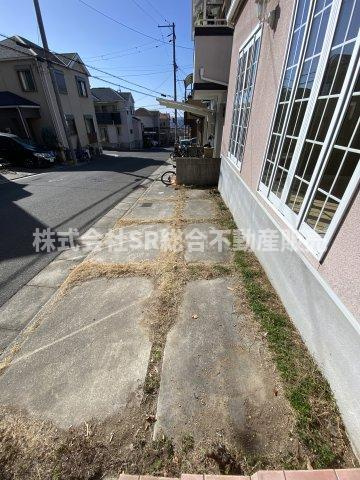 上四条町中古戸建の駐車場|駐車スペースは1台分♪前道6ｍと広く駐車しやすいです！