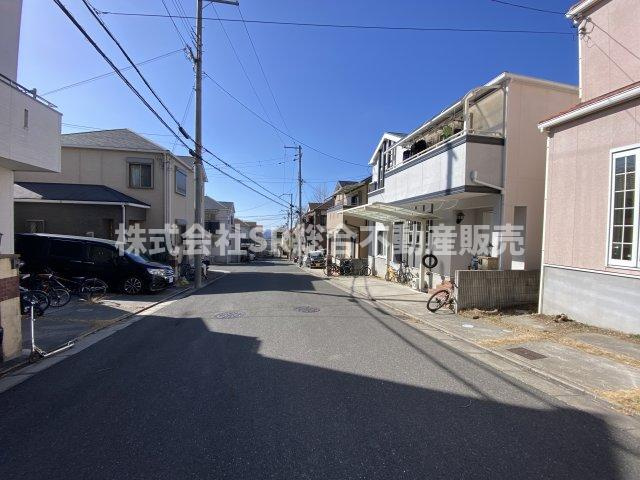 上四条町中古戸建の前面道路含む現地写真