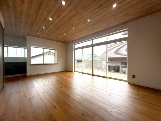 大字田倉　中古物件の居間・リビング|ゆったりとしたリビングです