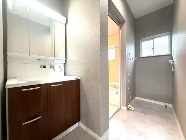 大字田倉　中古物件の独立洗面台|独立洗面台、小物を置くことができて便利です