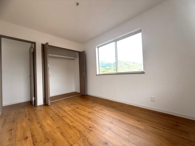 大字田倉　中古物件の洋室|広々とした洋室です