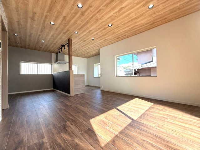 長府満珠町戸建の居間・リビング|ゆったりとした居間です