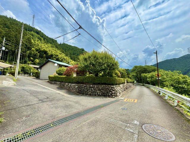 御岳本町　売地の前面道路含む現地写真|南側（市道）と西側道路（位置指定道路）に接道しています　