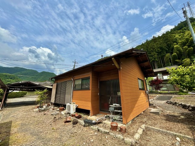 御岳本町　売地の外観|離れの小屋も活用可能な状態です