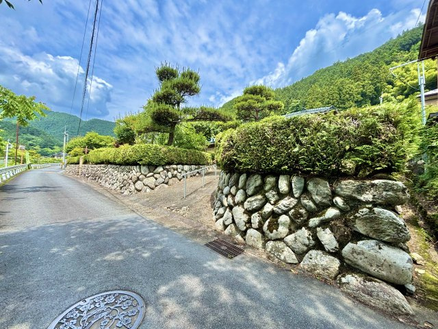 御岳本町　売地の前面道路含む現地写真|JR青梅線「御岳駅」から徒歩５分の立地です。
