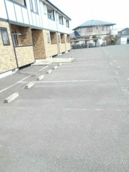 ガーデンプレイスA棟の駐車場