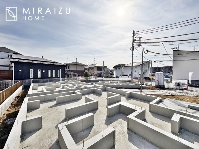 【外観】 | 高級感漂う洗面台です。鏡の後ろの収納棚もとても充実しております。コスメが大好きな奥様も、女子力高いご主人様もきっとご満足いただける収納力です。三面鏡なので、ヘアセットにも便利です。
