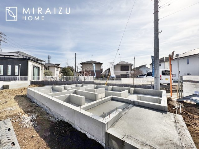 【周辺】 | 洗濯機置き場と脱衣スペースもしっかりと確保されている洗面室、洗面コーナーは、窓から陽も差し明るく開放的な造りです。家事導線も良いので洗濯物やお湯はりもストレスフリーに毎日家事を楽しめそうです。
