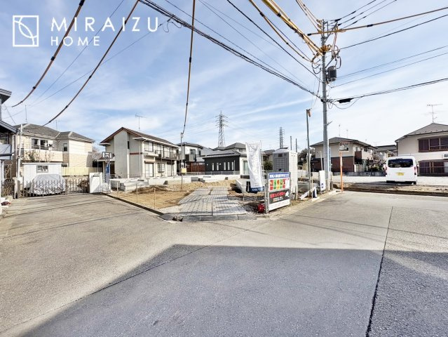 【前面道路含む現地写真】 | 空気の換気と窓からの光の明るさに配慮した清潔感のあるトイレ、ご自分の好きなアロマや芳香剤を置いて落ち着く空間を演出、一人になれる空間ですから、リラックスしたいですね。
