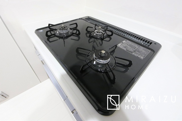 【その他】 | ■３口コンロ■
3口コンロ付きなので、お料理がすごくはかどります。煮込み料理をしながら、焼き物や汁物などをパパパッとお料理可能です。コンロの数が多いことで時短料理も可能になるのが嬉しいですね。