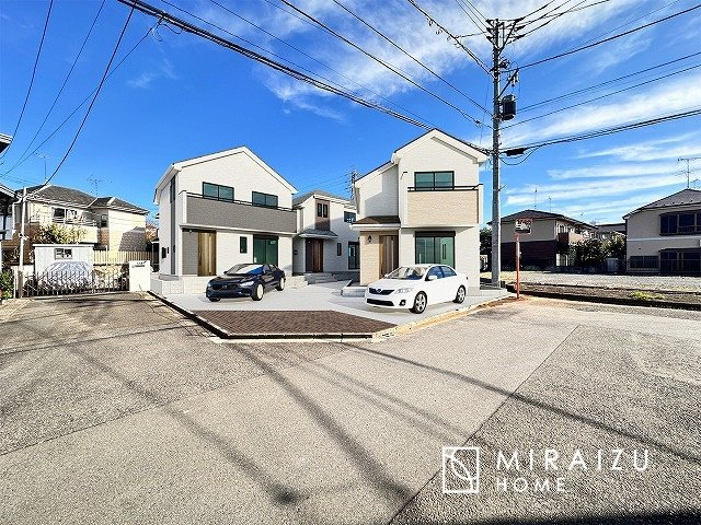 【外観】 | 青く澄み渡った綺麗な空と、陽の光をたっぷりと受ける、そんな新築住宅で新生活をスタートしてみませんか？※実際の写真にCGパースを重ねたイメージ画像です。