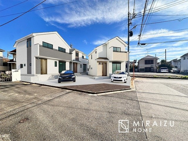 【完成予想図】 | 青く澄み渡った綺麗な空と、陽の光をたっぷりと受ける、そんな新築住宅で新生活をスタートしてみませんか？※実際の写真にCGパースを重ねたイメージ画像です。