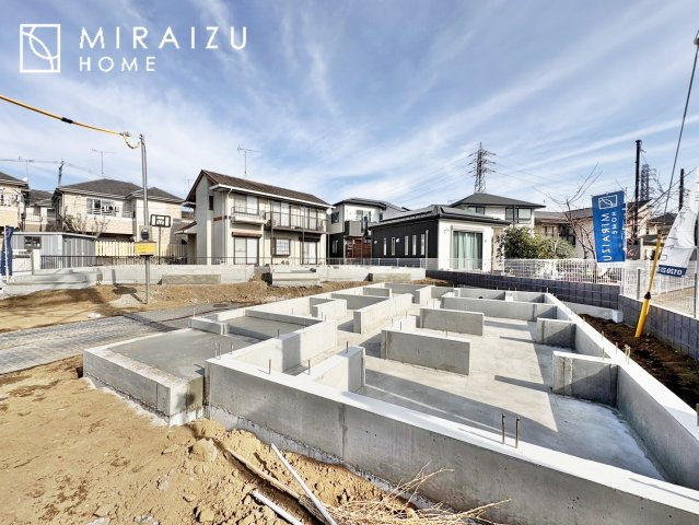 【外観】 | 洗練されたキッチンでは毎日の家事を少しでも楽に快適に工夫したいですね、大きいシンクではお皿洗いもストレスフリー、3口コンロでは要領よくお料理も可能です。レンジフードもお掃除がしやすい設計が嬉しい。
