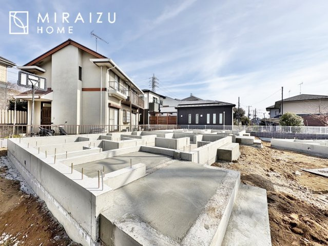 【周辺】 | スッキリとした形が上品な広々ワイドキッチンです。レンジフードもすっきりとした造りなので圧迫感もございません。窓もあり明るい空間の中で毎日お料理することが可能です。収納スペースも広いのが嬉しいですね。
