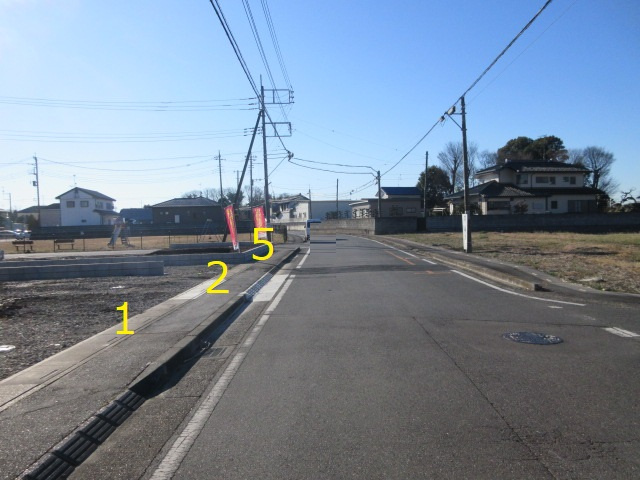 【仲介手数料無料】新築戸建　吉見町東野4-11-15（全5棟）の前面道路含む現地写真