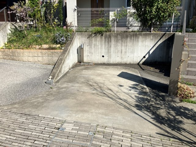 若葉台戸建の駐車場