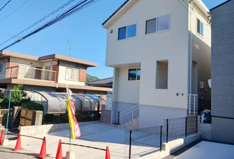安佐南区相田3丁目の駐車場|駐車スペースを確保した住まい。日常のお出かけや来客時にも安心です。