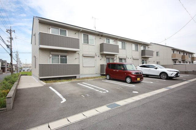 フルールの駐車場