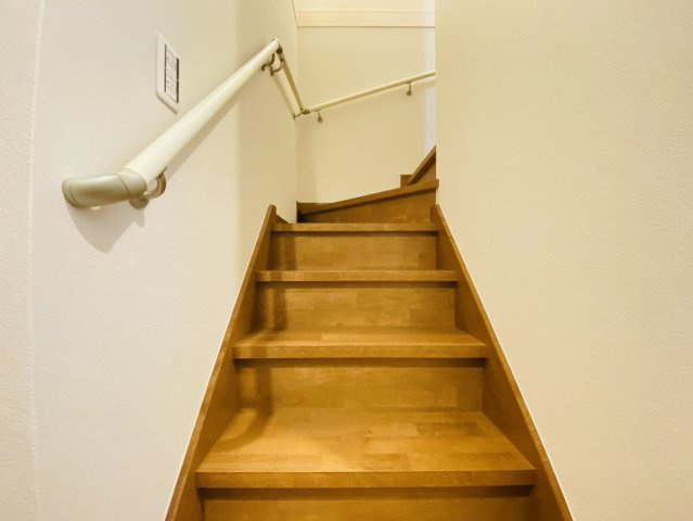 瑞穂市 別府（穂積駅） 3階建 のその他|1階から2階への階段