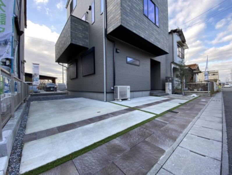 瑞穂市 別府（穂積駅） 3階建 の駐車場