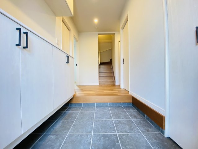 瑞穂市 別府（穂積駅） 3階建 の玄関