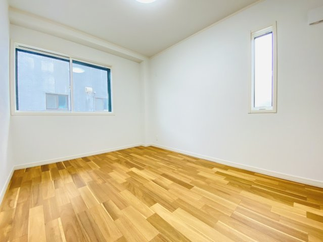 瑞穂市 別府（穂積駅） 3階建 の洋室|1階洋室