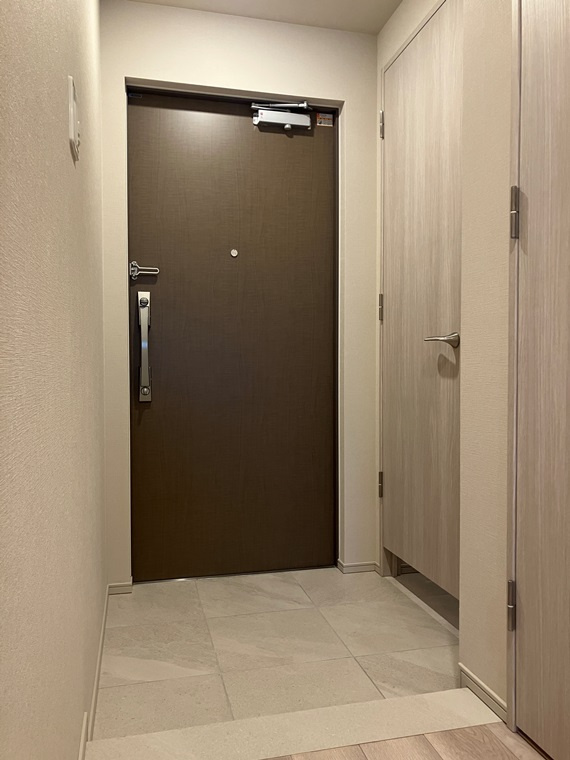 クリオ横濱桜木町ミッドグレイスの玄関