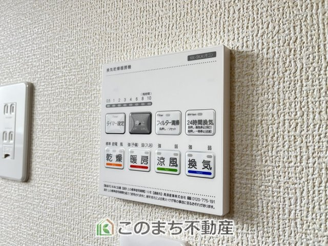 LiveleGarden.S第6下野小金井の設備|雨の日や湿気の多い梅雨時期など、洗濯物が乾き難い時期に重宝する浴室換気乾燥機。乾燥機能だけではなく、冬場の浴室内の寒暖差を緩和する暖房機能も標準装備。ヒートショック対策に一役買います。