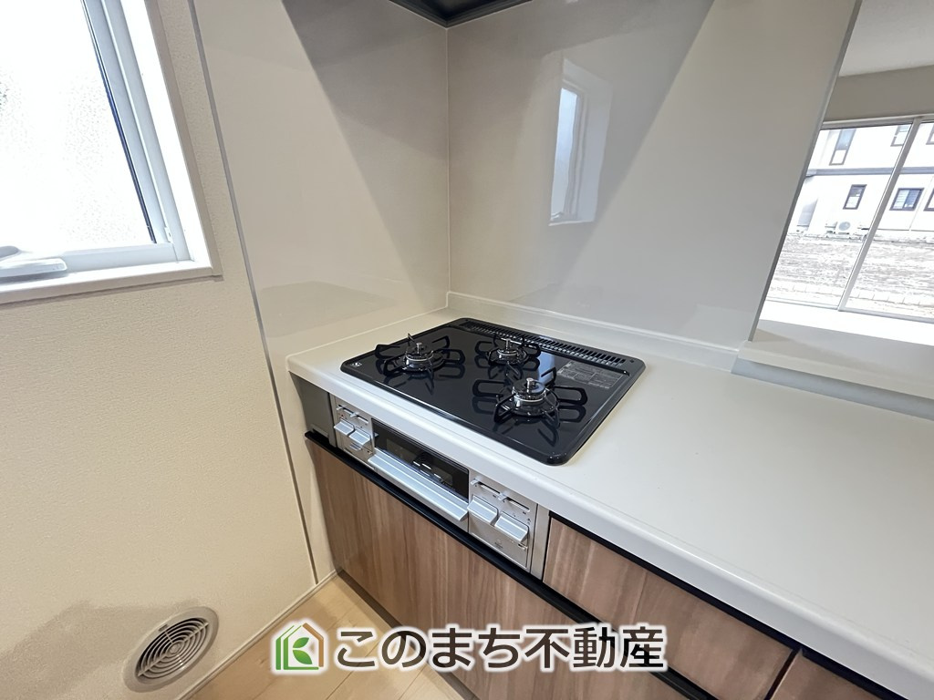 LiveleGarden.S第6下野小金井のキッチン|三ツ口コンロ採用で、同時調理もスムーズ◎！お料理を並べられるカウンター付きで、配膳・片付けをサポート！リビングで過ごすご家族とコミュニケーションを楽しみながら作業可能です♪