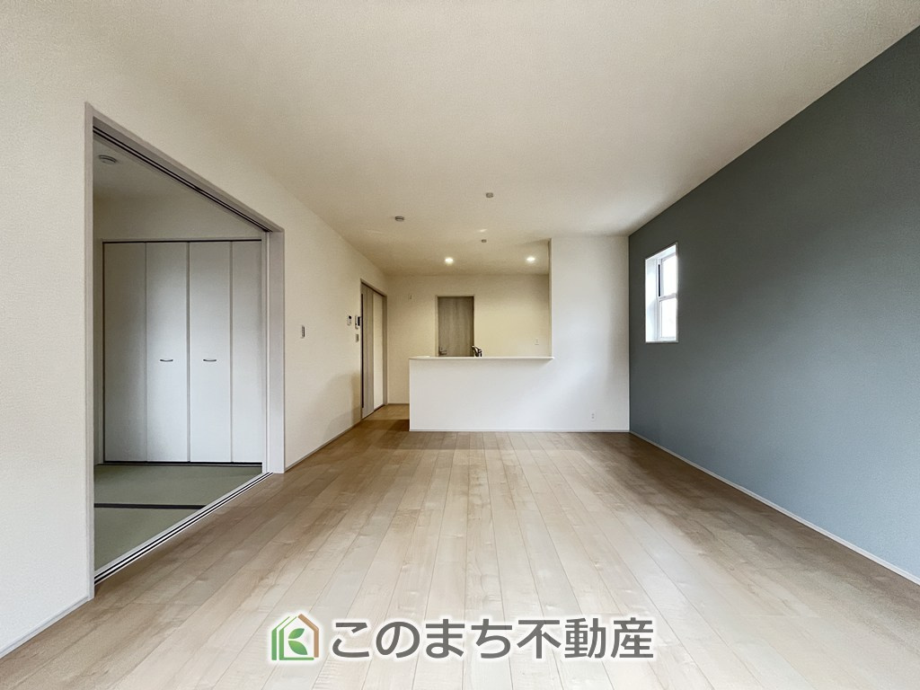 LiveleGarden.S第6下野小金井の居間・リビング|開放感のある広々としたリビング☆家族みんなでゆったりくつろげます♪ 南側から暖かな日差しが差し込みます♪キッチンからリビングの様子がよく見渡せます☆