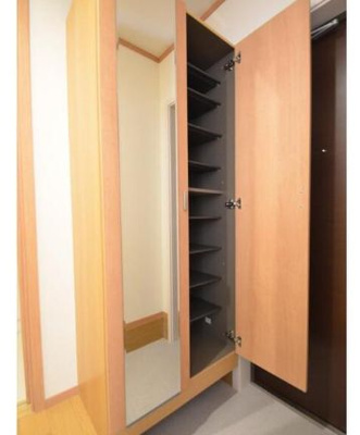 【玄関】 | フォレストメゾン三河島 | 収納もある玄関です