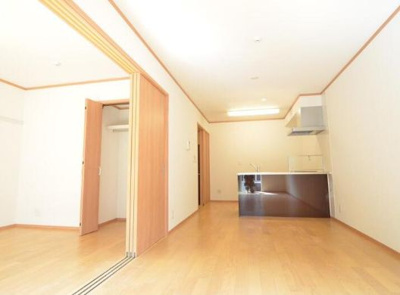 【居間・リビング】 | フォレストメゾン三河島 | こちらのリビングで趣味の時間をお楽しみください