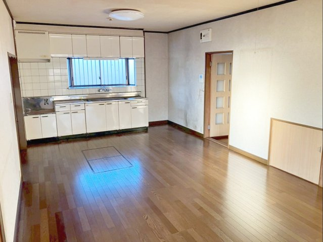 北九州市八幡西区大畑町　中古戸建のキッチン|床下収納があります！