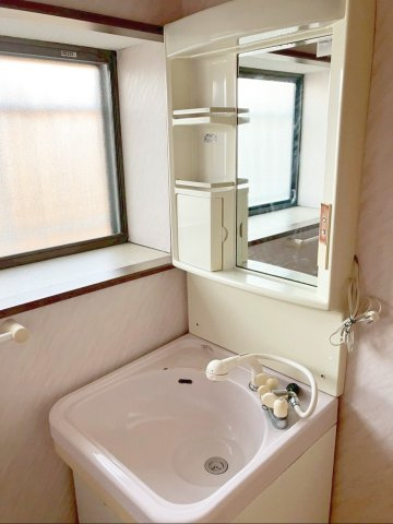 北九州市八幡西区大畑町　中古戸建のキッチン|キッチン横には、外から出入りできる掃き出し窓があり便利です！