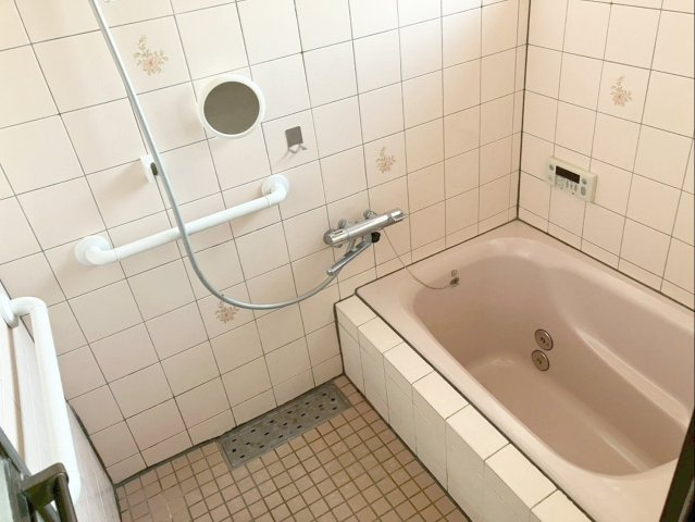 北九州市八幡西区大畑町　中古戸建のキッチン|床下収納があります！