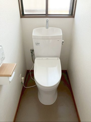 北九州市八幡西区大畑町　中古戸建のキッチン|キッチンには採光が取れて小物も置ける出窓があります！