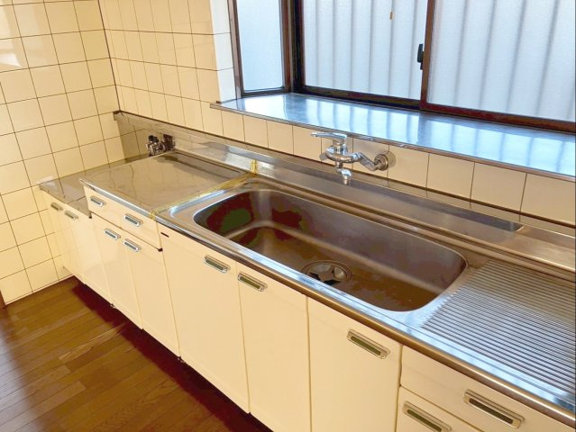 北九州市八幡西区大畑町　中古戸建のキッチン|使い勝手の良い広々シンクです！
