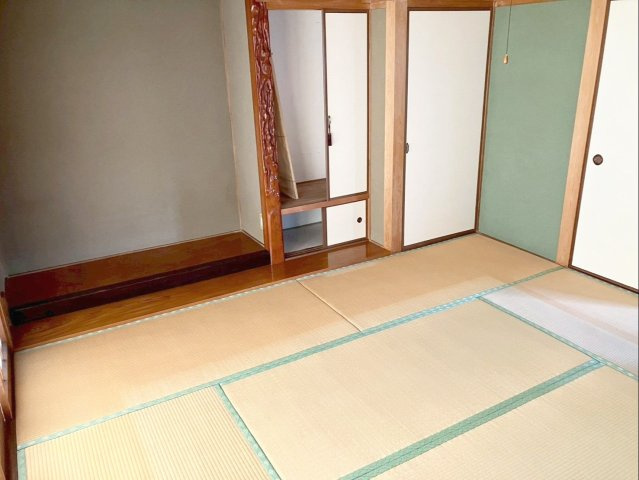 北九州市八幡西区大畑町　中古戸建の和室|南側と東側の窓から自然光が入る、明るく暖かい印象の空間です！