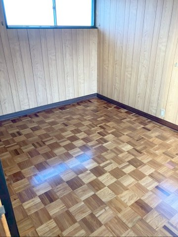 北九州市八幡西区大畑町　中古戸建の洋室|市松模様のフローリングが印象的な約6帖の洋室です！
