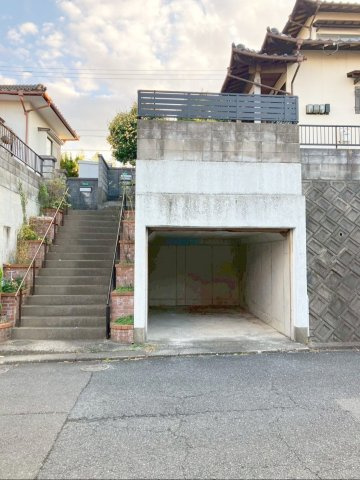 北九州市八幡西区大畑町　中古戸建の駐車場|コンクリート造の車庫付きです！
