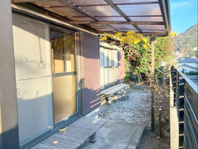 北九州市八幡西区大畑町　中古戸建の庭|自然を感じて過ごせる縁側は、雨の日でも安心の屋根付きです！
