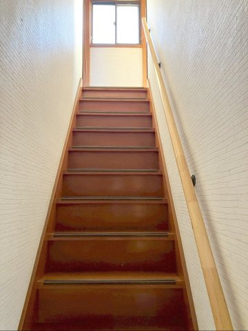 北九州市八幡西区大畑町　中古戸建の内装|階段にも手すりが付いています！