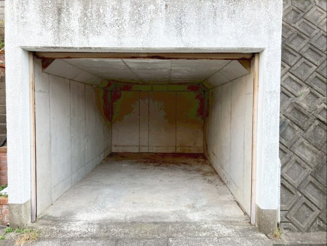 北九州市八幡西区大畑町　中古戸建の駐車場|車庫【幅：約3.0ｍ、高さ：約2.26ｍ、奥行：約5.12ｍ】