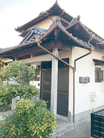 北九州市八幡西区大畑町　中古戸建の外観|木造セメント瓦葺2階建て！コンクリート造の車庫付きです！