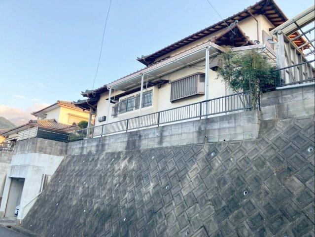 北九州市八幡西区大畑町　中古戸建の外観|木造セメント瓦葺2階建て！コンクリート造の車庫付きです！