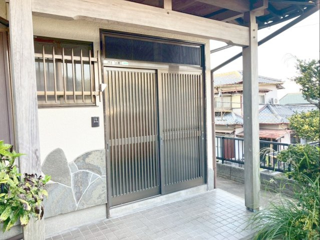 北九州市八幡西区大畑町　中古戸建の玄関|スペースを取らない引き戸の玄関！モニター付きインターホンで安心感が増しますね！