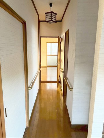 北九州市八幡西区大畑町　中古戸建の内装|手すり付きの廊下です！バリアフリーに配慮されていますね！